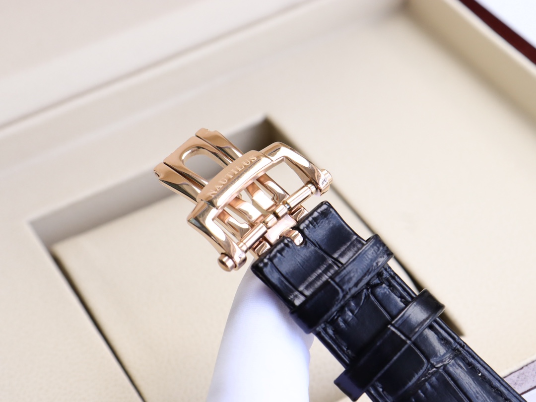 パテック・フィリップ「Patek Philippe」ノーチラス アニュアルカレンダー クロノグラフ メンズウォッチ40.5mm