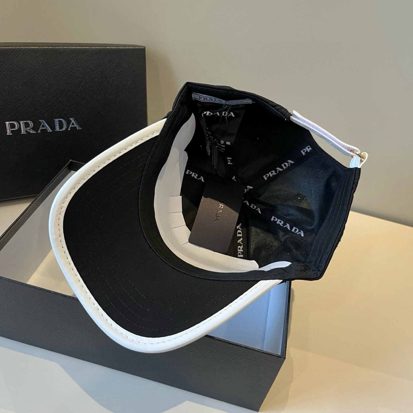 プラダ「Prada」Re-Nylon クラシック ベースボールキャップ
