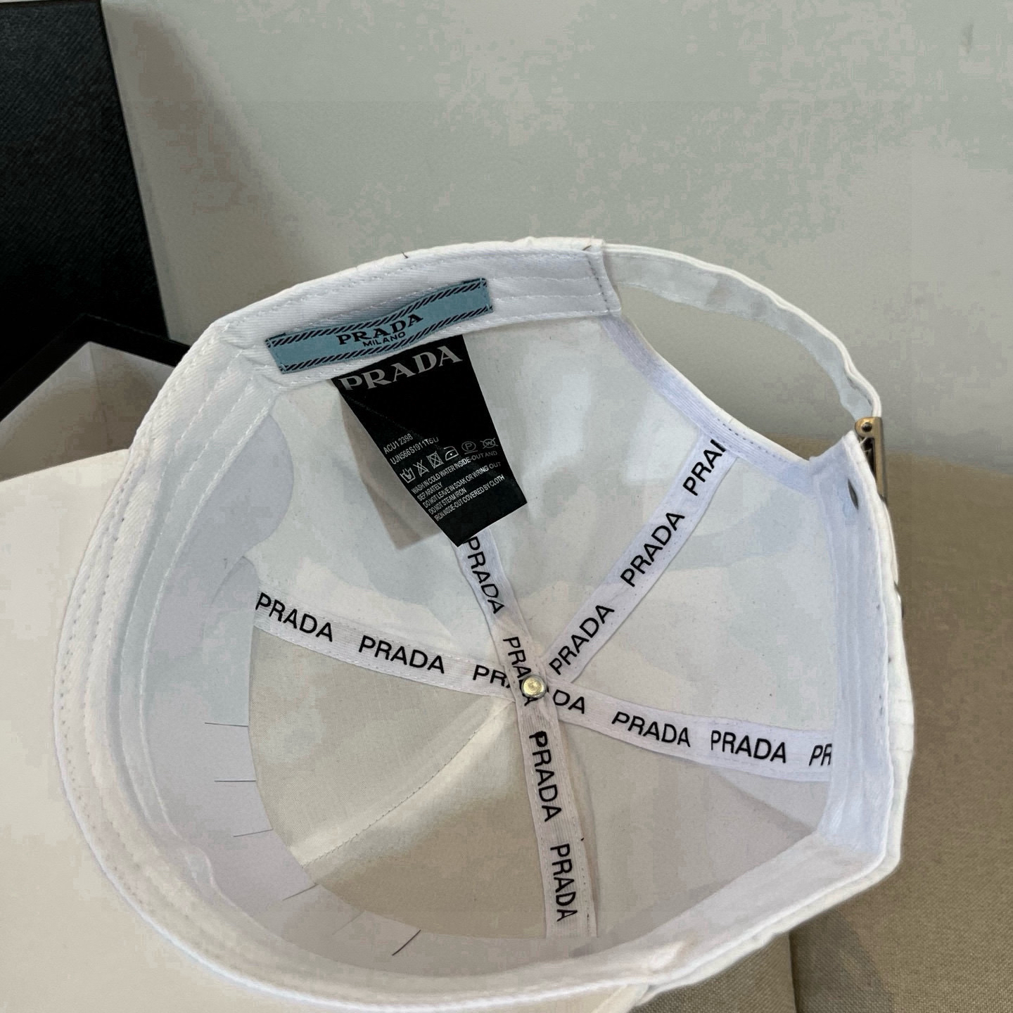 プラダ「Prada」Re-Nylon クラシック ベースボールキャップ