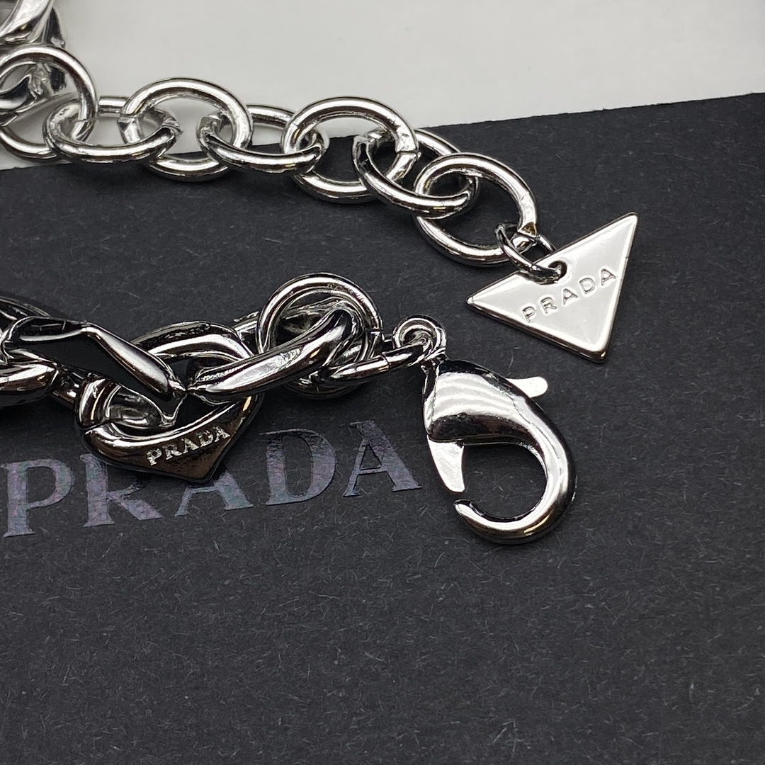 プラダ「Prada」プラダ トライアングルロゴ ヘビーチェーンブレスレット メンズアクセサリー