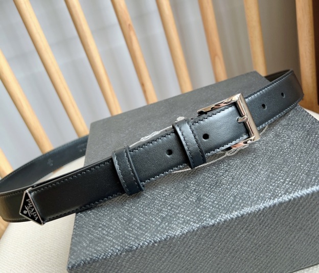 プラダ「Prada」レザーベルト トライアングルエナメルロゴ100CM