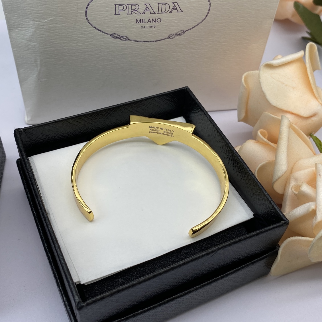 プラダ「Prada」プラダ トライアングル ロゴ レザー ブレスレット