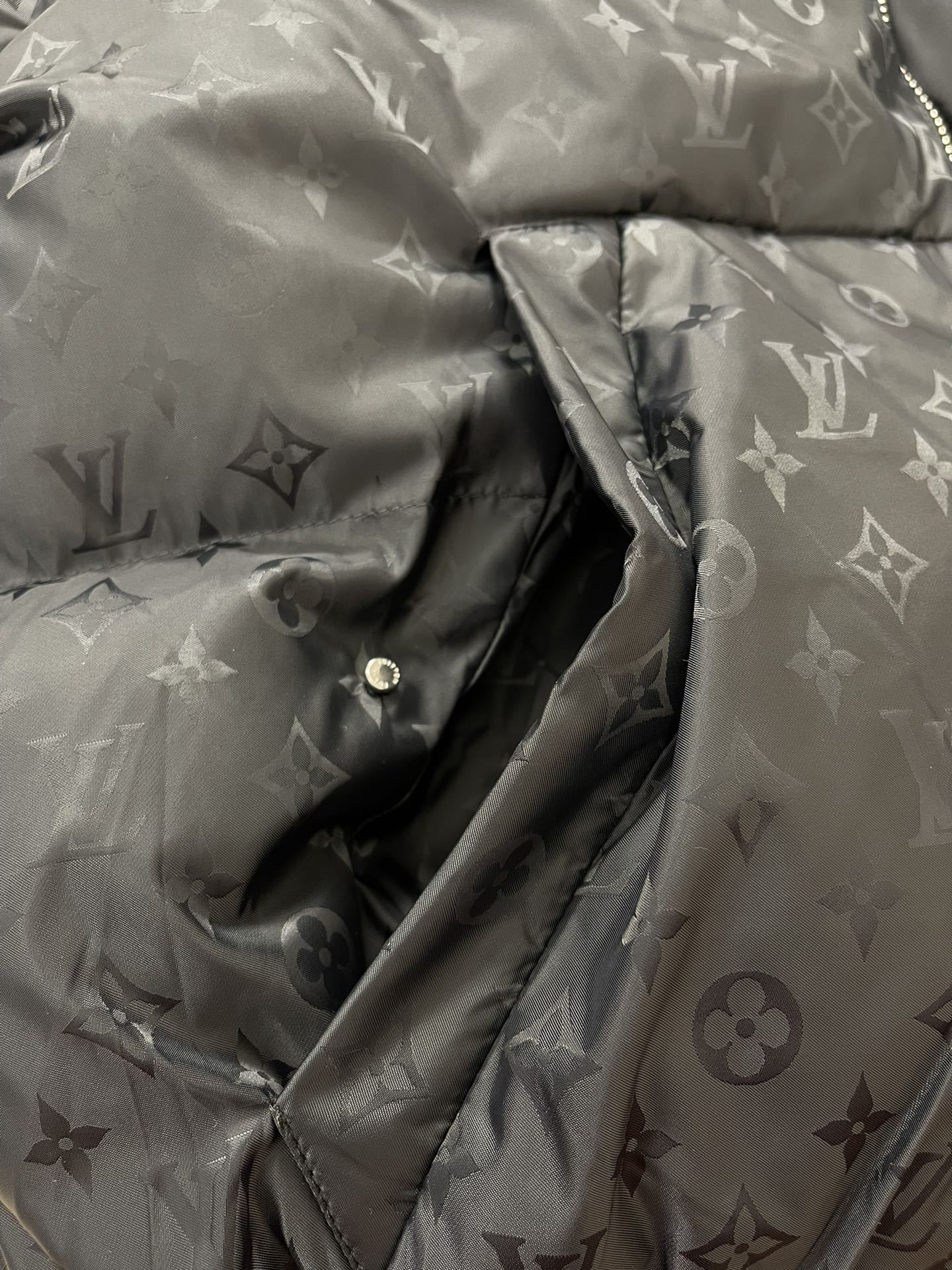 ルイ・ヴィトン「Louis Vuitton」MONOGRAM PILLOW ダウンジャケット