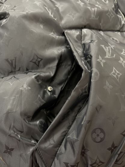 ルイ・ヴィトン「Louis Vuitton」MONOGRAM PILLOW ダウンジャケット
