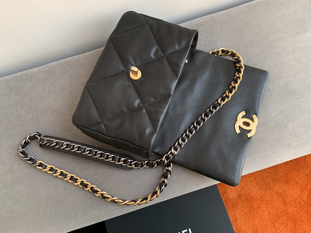 シャネル「Chanel」19 フラップ バッグ-ISETAN PRESTIGE CURATED