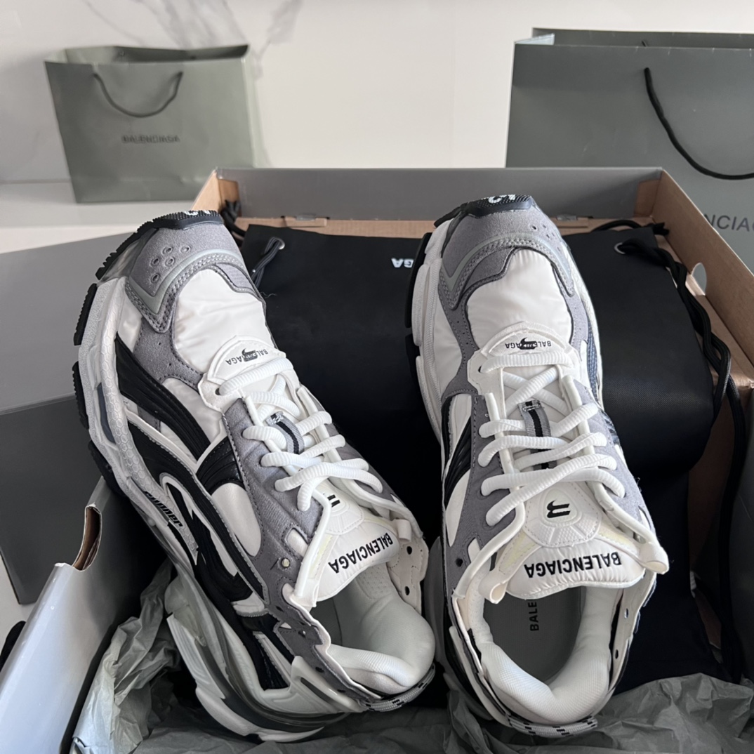 バレンシアガ「Balenciaga」Paris 7.5 Runner Grafhti スニーカー