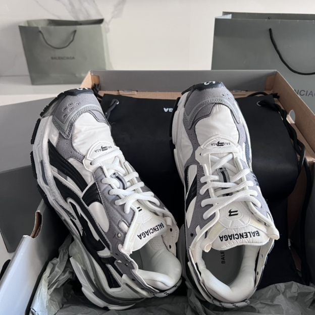バレンシアガ「Balenciaga」Paris 7.5 Runner Grafhti スニーカー