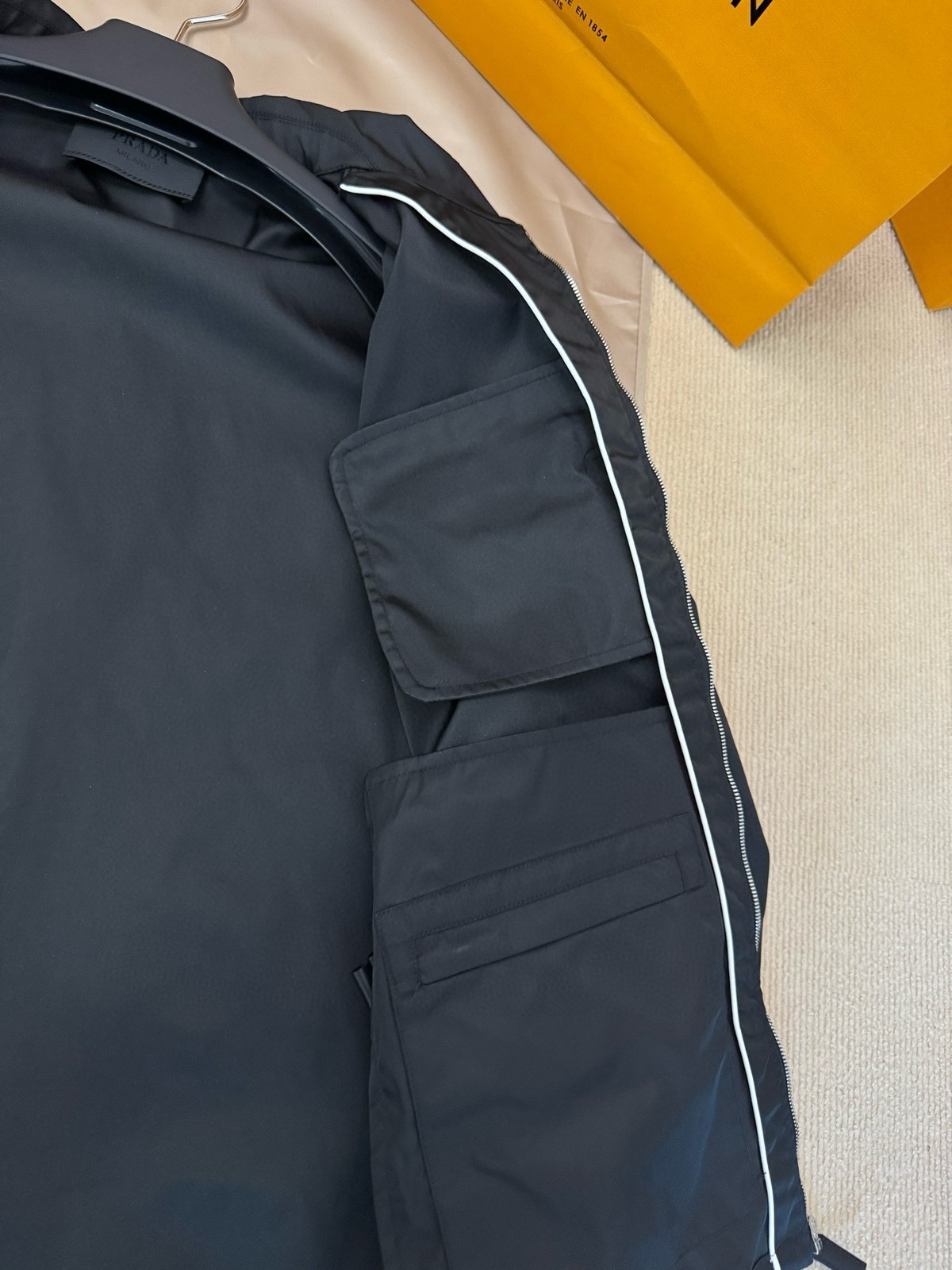 プラダ「Prada」 Re-Nylon ジップアップジャケット