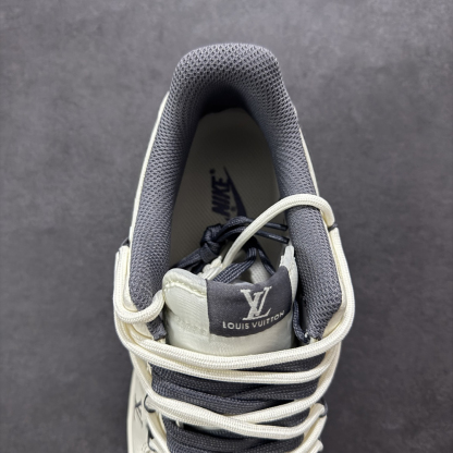 「コラボモデル」Louis Vuitton x Nike カスタムカラー スニーカー