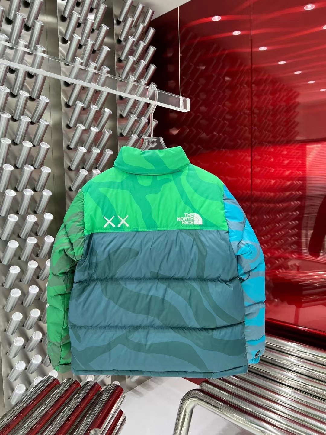 「コラボモデル」The North Face × KAWS コラボレーション Nuptse 1996 ダウンジャケット