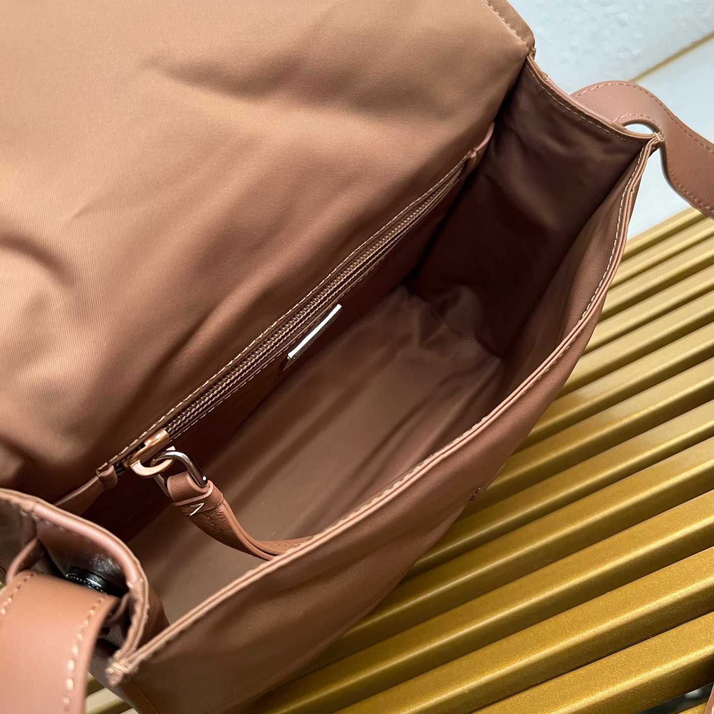 プラダ「Prada」リュクス リニューアルナイロン ショルダーバッグ