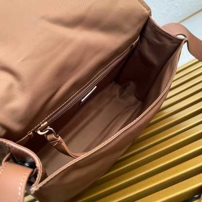 プラダ「Prada」リュクス リニューアルナイロン ショルダーバッグ