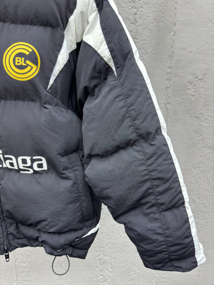 バレンシアガ「Balenciaga」‌BALENCIAGA × MANCHESTER UNITED 10番 パッチワーク サッカーダウンジャケット