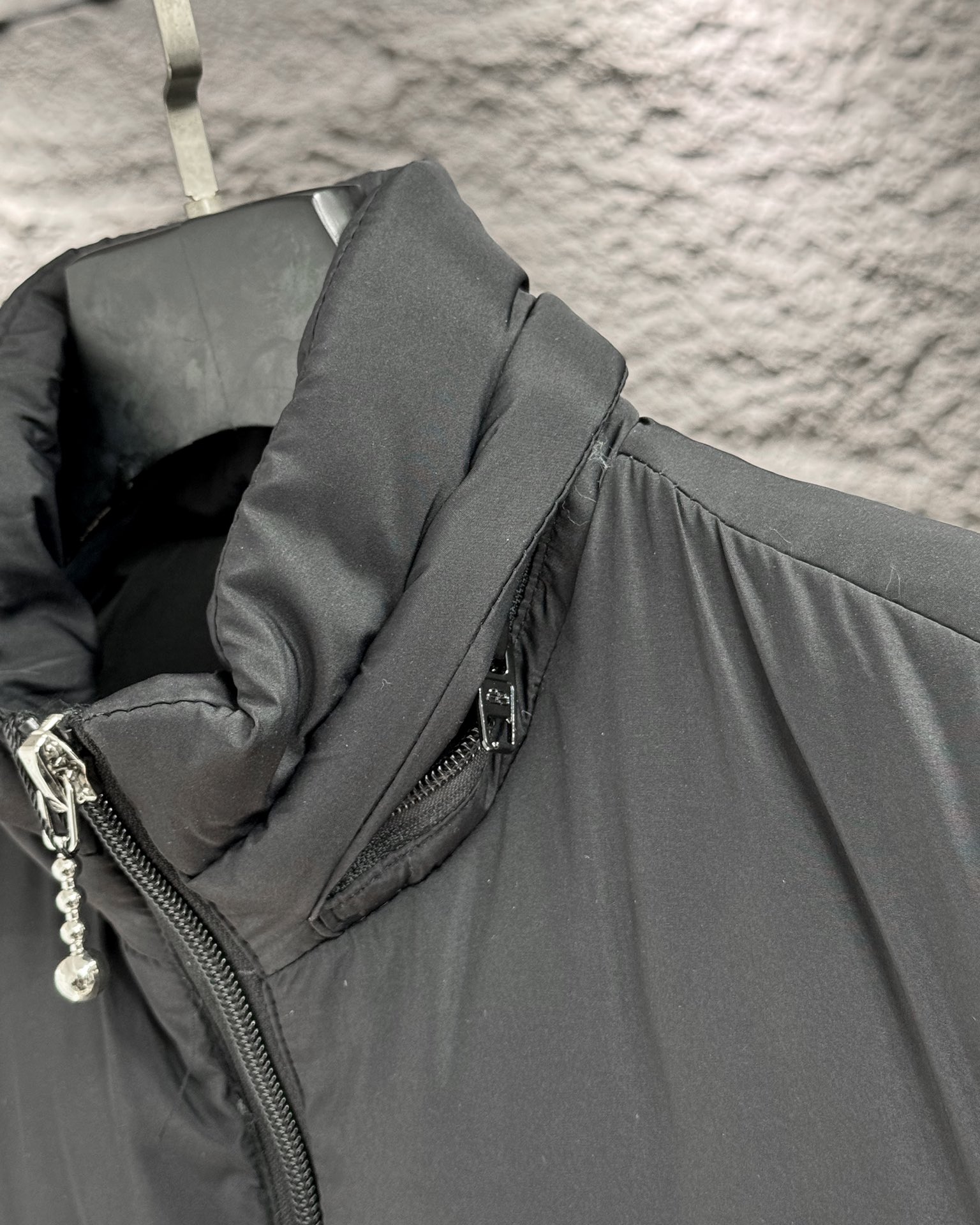 バレンシアガ「Balenciaga」‌アルファベットプロファイル羽毛