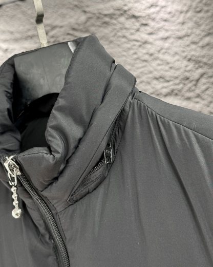 バレンシアガ「Balenciaga」‌アルファベットプロファイル羽毛