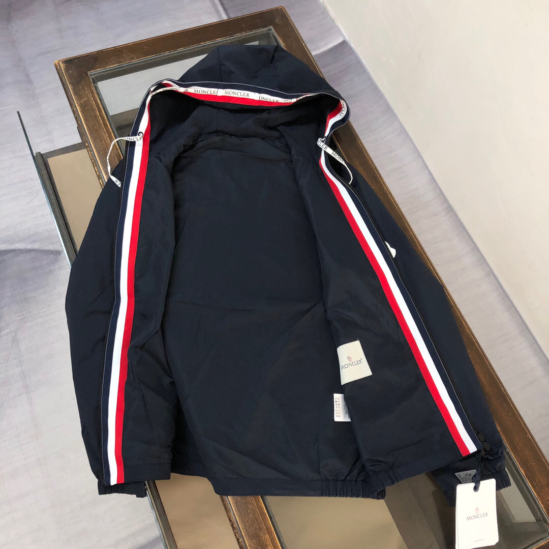 モンクレール「Moncler」 Grenoble 連帽ウェブテープエンボス加工ジャケット