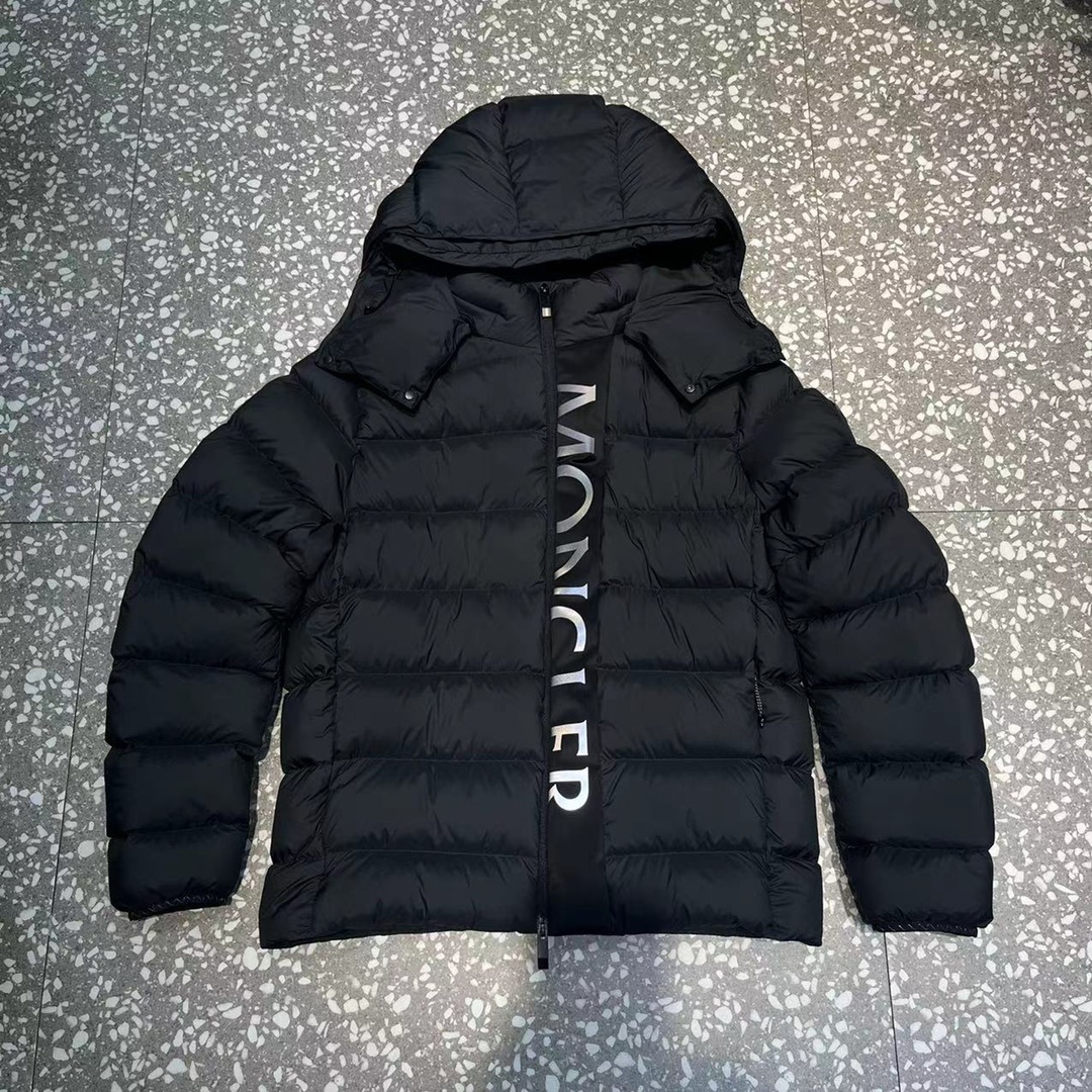 モンクレール「Moncler」ブラックウォリアー ショート ダウンジャケット