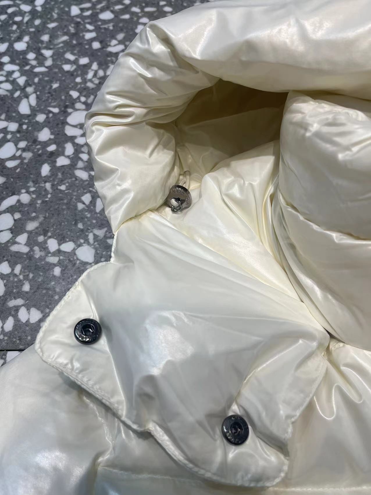 モンクレール「Moncler」フード付き スリムフィット ダウンジャケット レディース