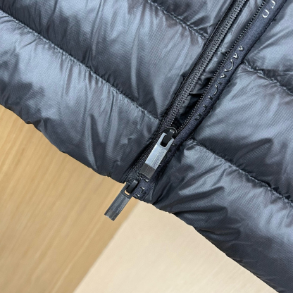 モンクレール「Moncler」ミドル丈フード付きダウンジャケット