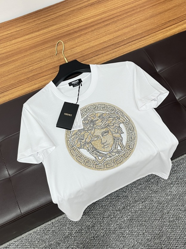 ヴェルサーチ「Versace」25SS クリスタルスワロフスキービーズ ラウンドネックTシャツ