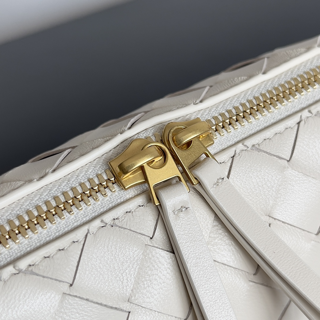 ボッテガ・ヴェネタ「Bottega Veneta」Concert Pouch レザーショルダーバッグ