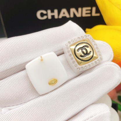 シャネル「Chanel」クラシック ダブルC ホワイト スクエア ピアス