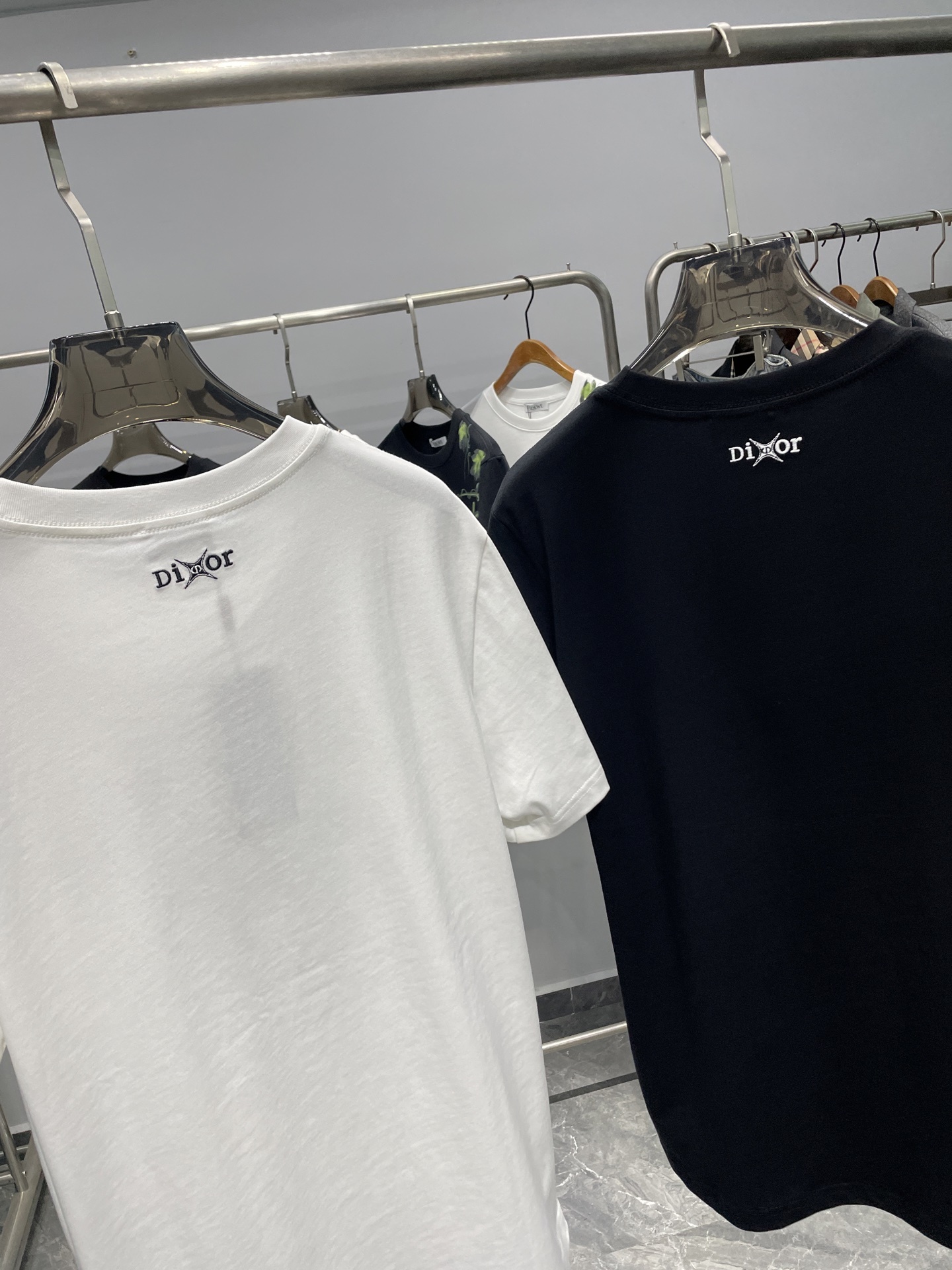 ディオール「Dior」CDロゴ立体刺繍半袖Tシャツ