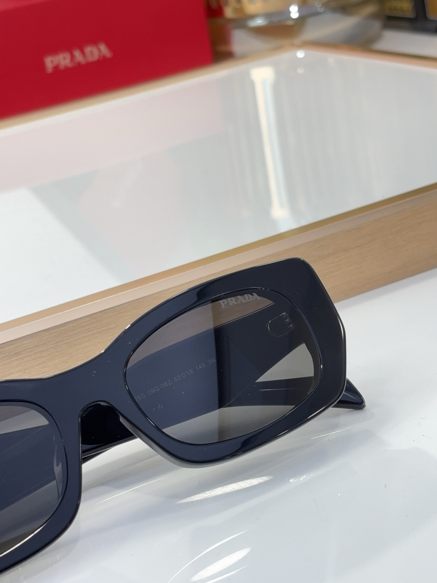 プラダ「Prada」Linea Rossa 2025 サングラス