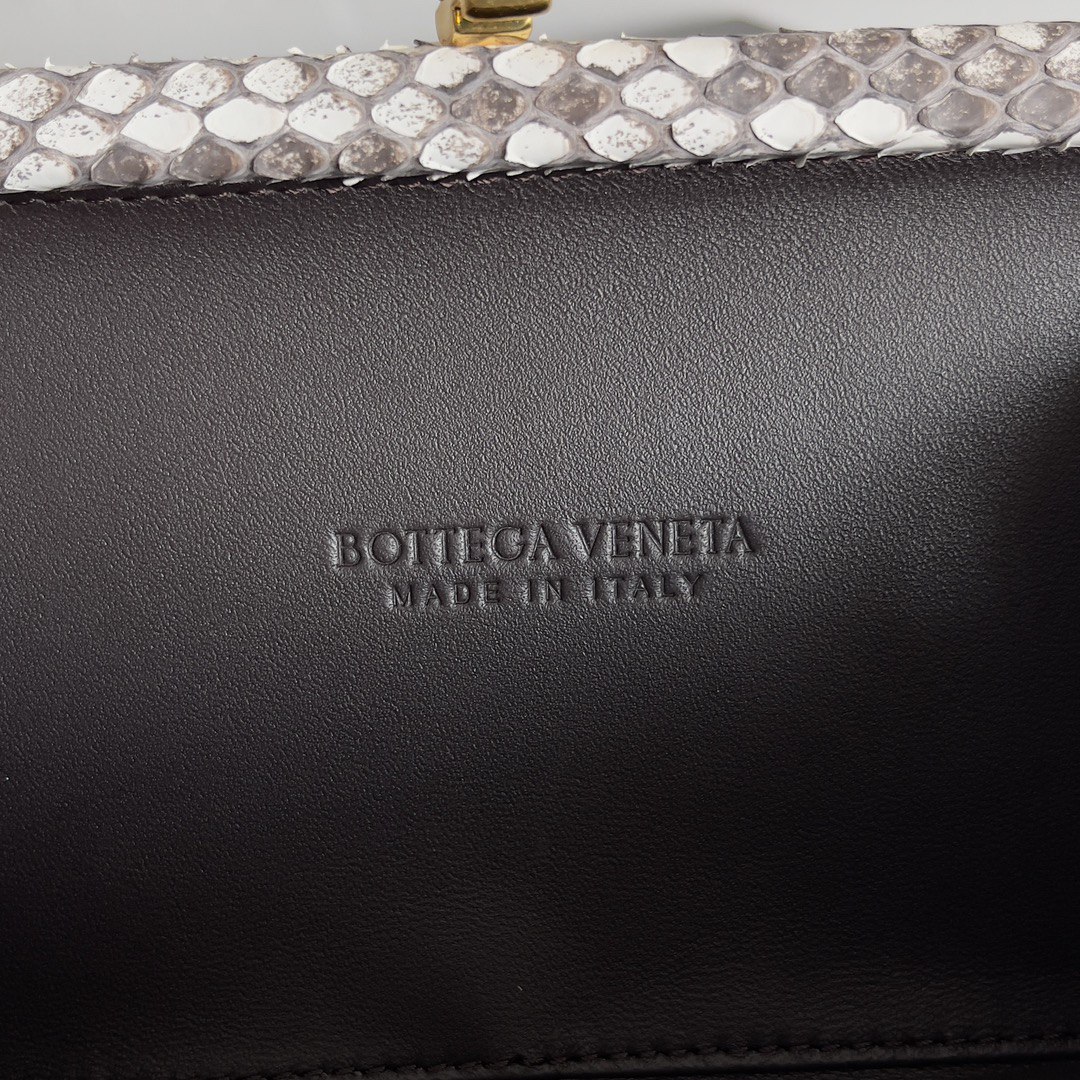 ボッテガ・ヴェネタ「Bottega Veneta」 2024春 パイソンエキゾチックレザーイブニングバッグ