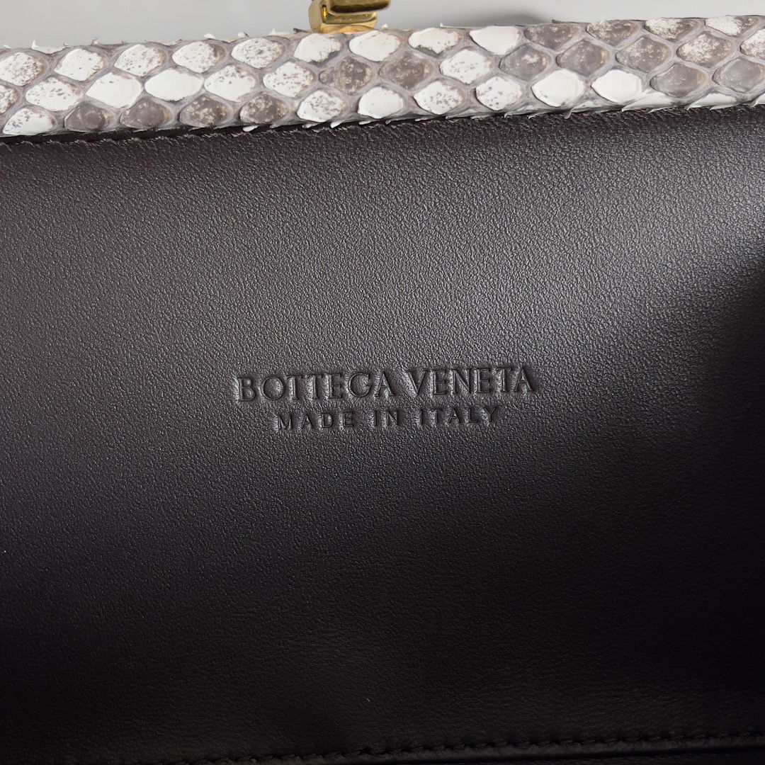 ボッテガ・ヴェネタ「Bottega Veneta」 2024春 パイソンエキゾチックレザーイブニングバッグ
