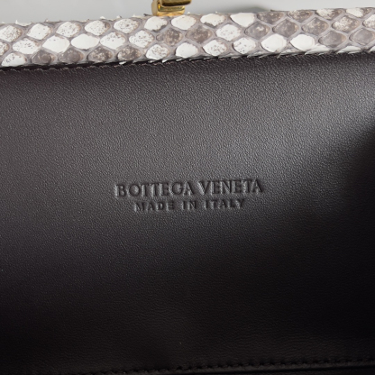 ボッテガ・ヴェネタ「Bottega Veneta」 2024春 パイソンエキゾチックレザーイブニングバッグ