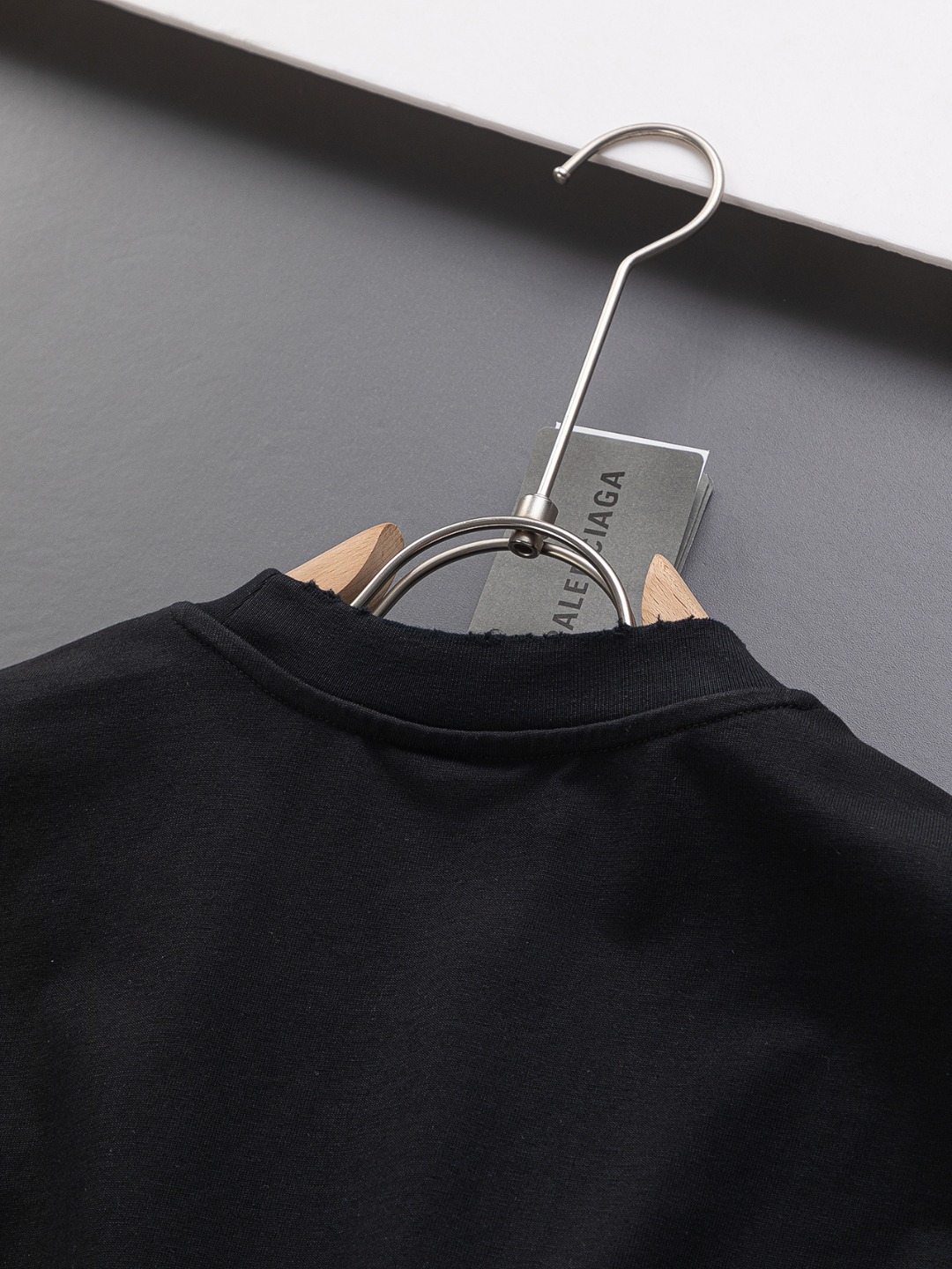 バレンシアガ「Balenciaga」ツートンカラー レター エンブロイダリー Tシャツ