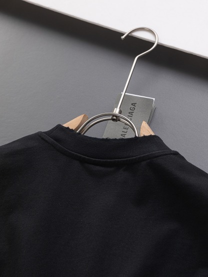 バレンシアガ「Balenciaga」ツートンカラー レター エンブロイダリー Tシャツ