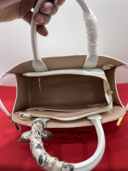 フェラガモ「Ferragamo」Hug ミニショルダーバッグ