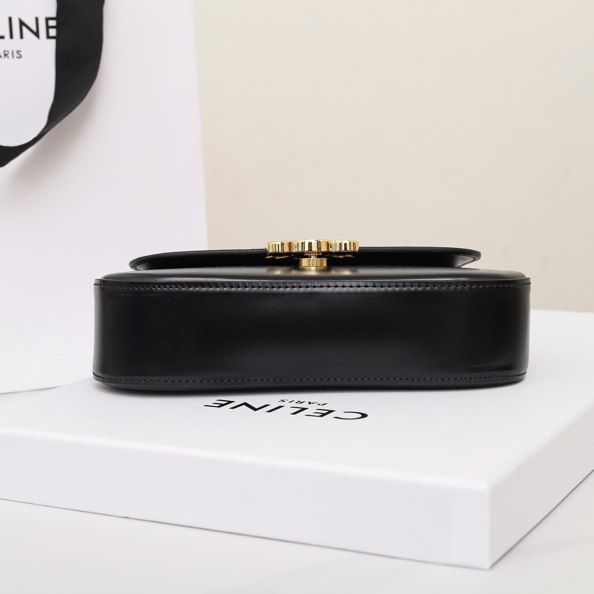 セリーヌ「Celine」Lola トライアンフ ショルダーバッグ