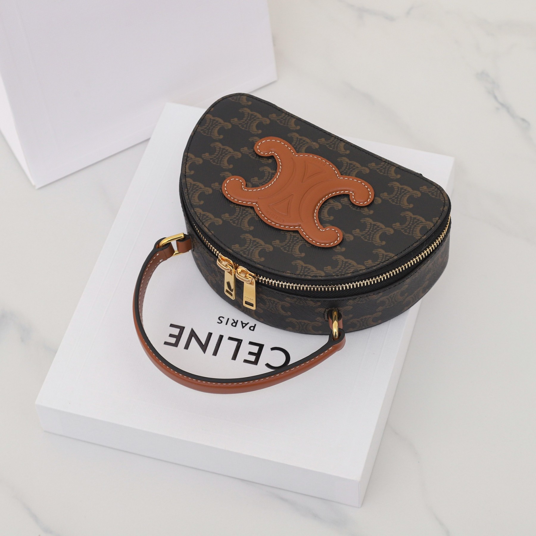 セリーヌ「Celine」Triomphe Canvas ハーフムーンボックスバッグ