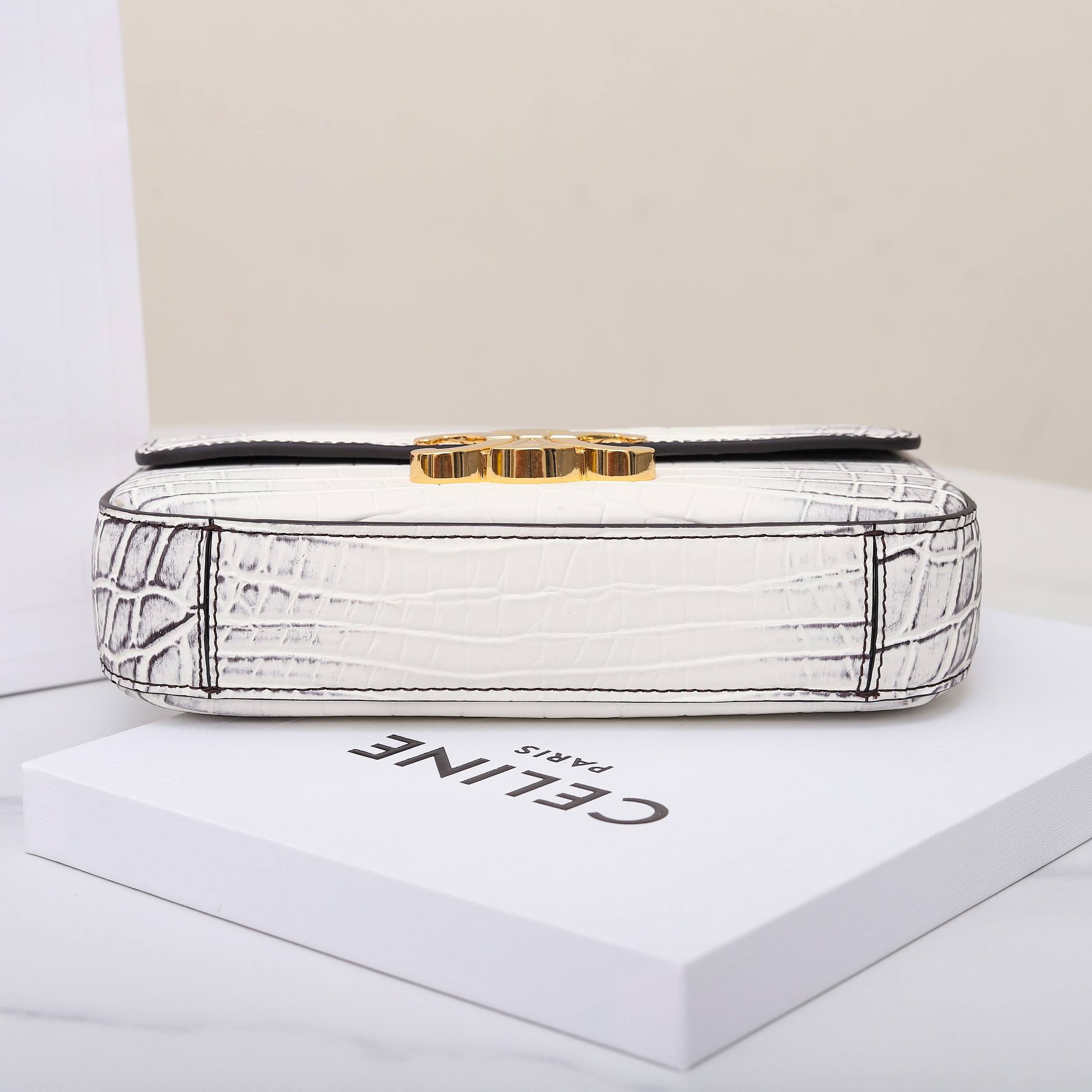 セリーヌ「Celine」Triomphe エンボスドクロコダイルレザー ショルダーバッグ