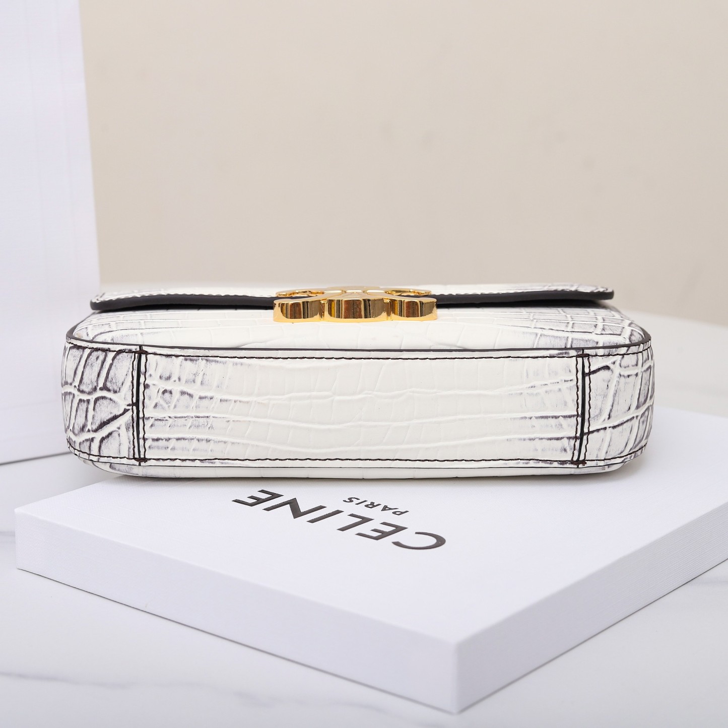 セリーヌ「Celine」Triomphe エンボスドクロコダイルレザー ショルダーバッグ