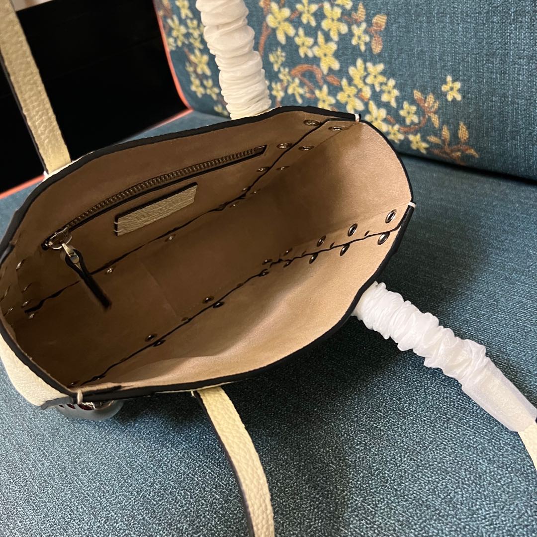 ヴァレンティノ「Valentino」ガラヴァーニ スモール レザー ハンドバッグ