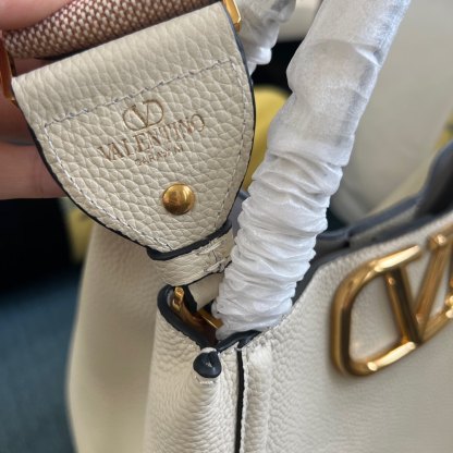 ヴァレンティノ「Valentino」ガラヴァーニ オールタイム レザー ショルダーバッグ