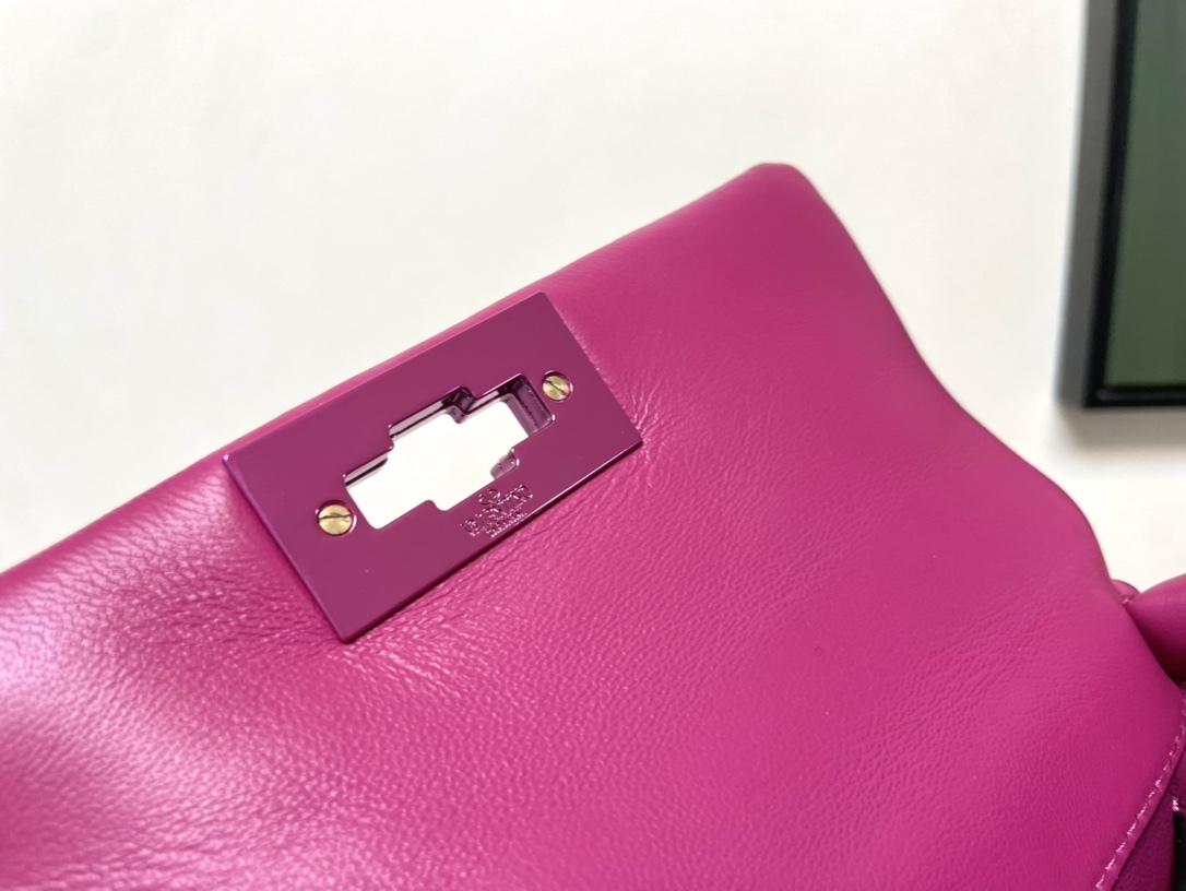 ヴァレンティノ「Valentino」ガラヴァーニ ローマン スタッド レザー ショルダーバッグ