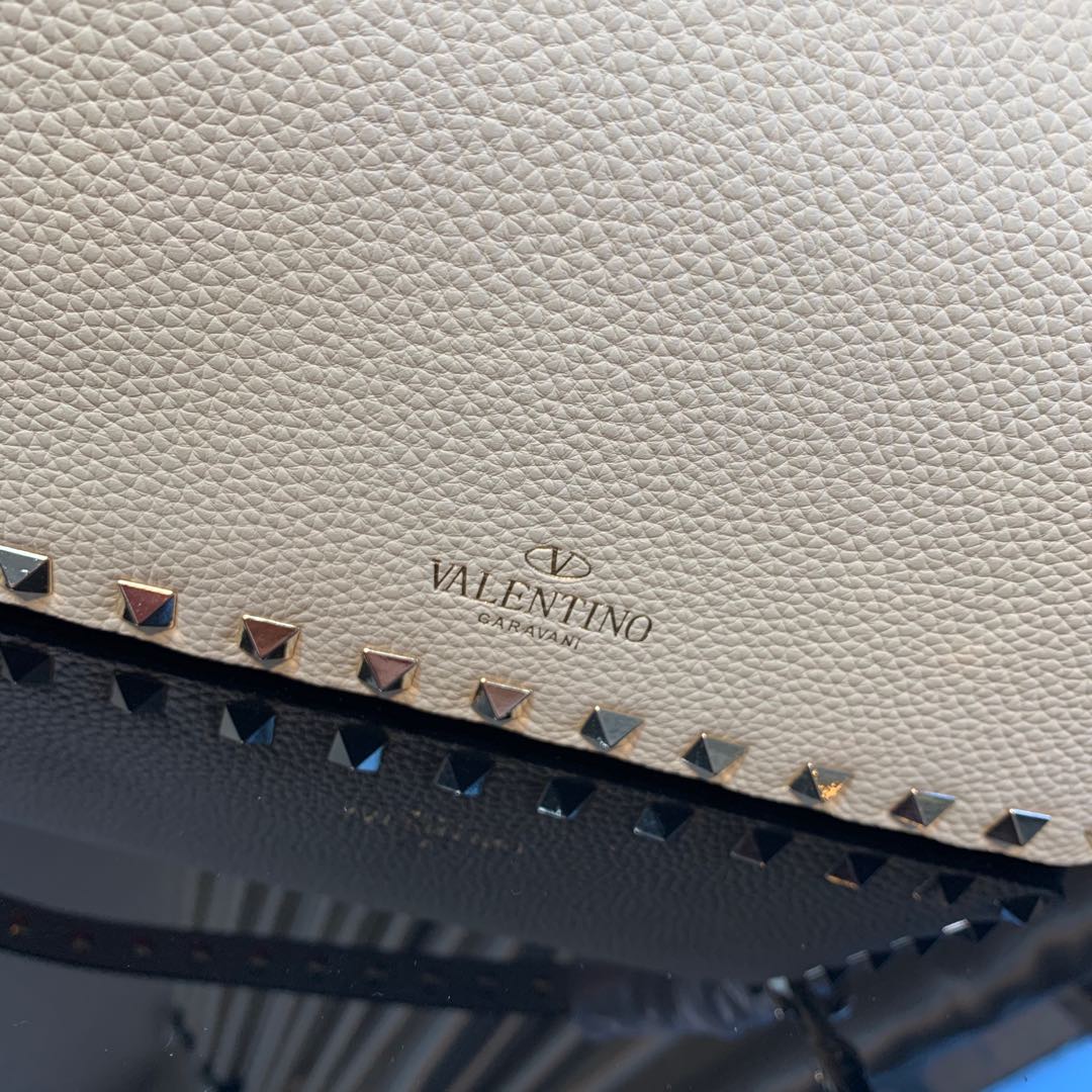 ヴァレンティノ「Valentino」ガラヴァーニ スモール グレイン レザー クロスボディバッグ