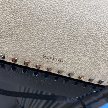 ヴァレンティノ「Valentino」ガラヴァーニ スモール グレイン レザー クロスボディバッグ