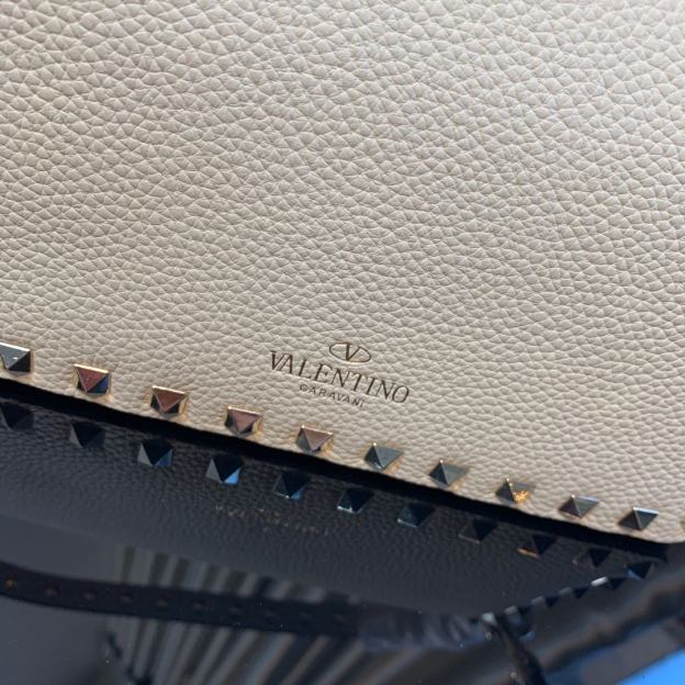 ヴァレンティノ「Valentino」ガラヴァーニ スモール グレイン レザー クロスボディバッグ