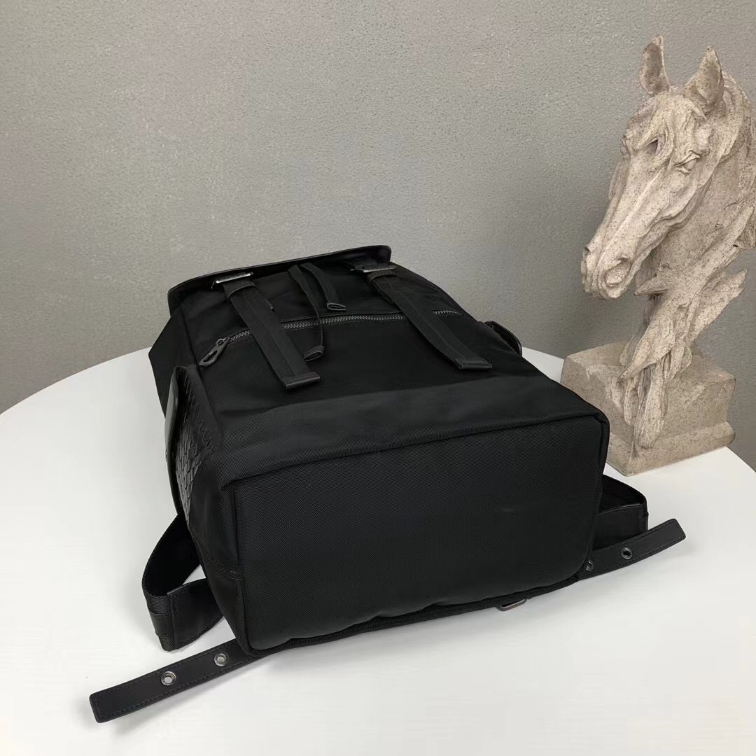 ボッテガ・ヴェネタ「Bottega Veneta」Intrecciato メンズリュックサック