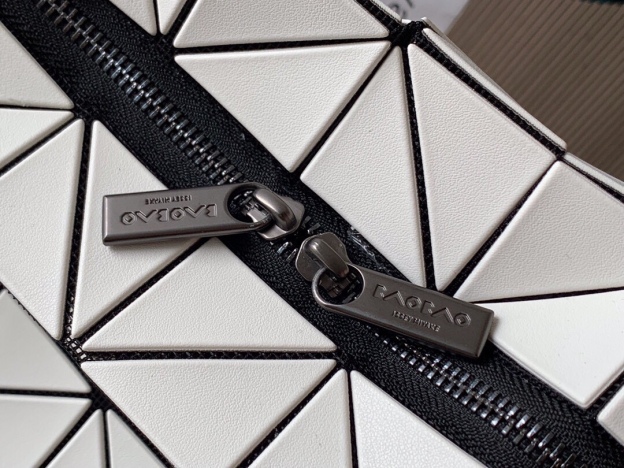 イッセイ・ミヤケ「Issey Miyake」BAO BAO LUCENT 6×6 トートバッグ