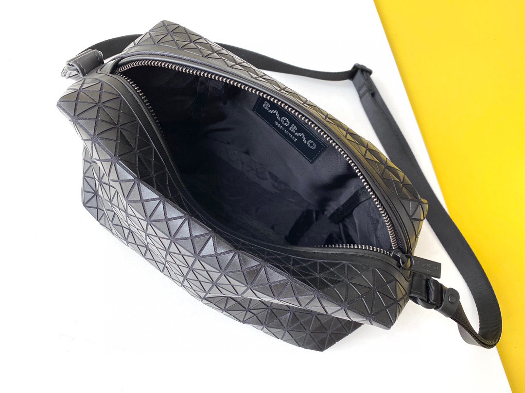 イッセイ・ミヤケ「Issey Miyake」KURO サドルバッグ