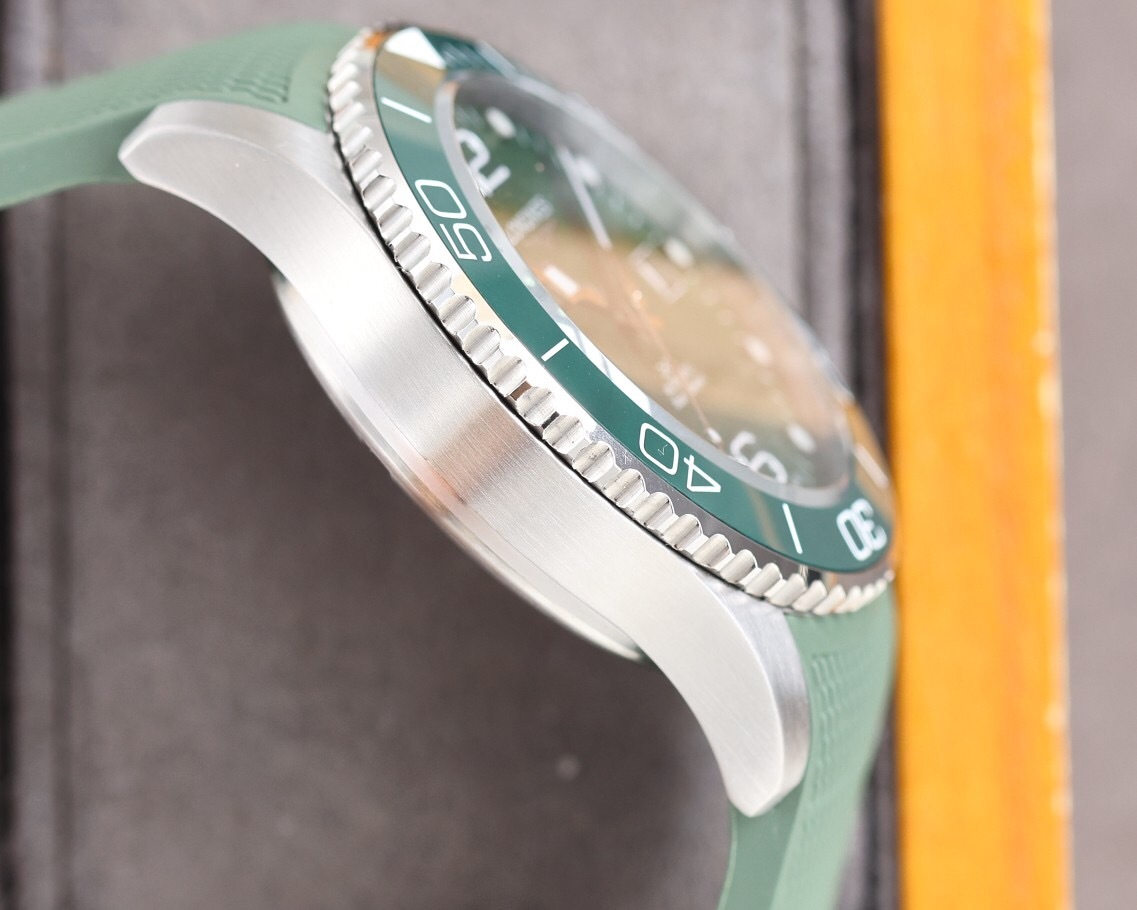 ロンジン「Longines」HydroConquestセラミックベゼル メンズウォッチ41MM