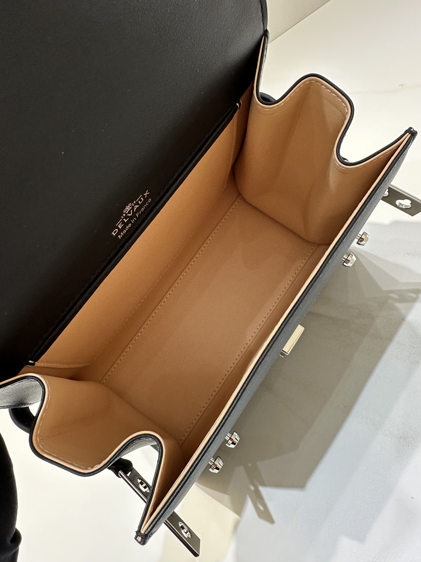 デルヴォー「Delvaux」Tempete MM 牛頸紋レザー ショルダーバッグ