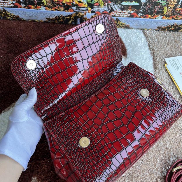 ドルチェ・アンド・ガッバーナ「D&G」エンボスレザー ショルダーバッグ